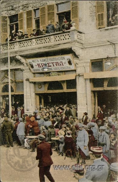 salonique - Place de la Liberté - Le Général Sarrail au balcon du Cercle pendant un concert.