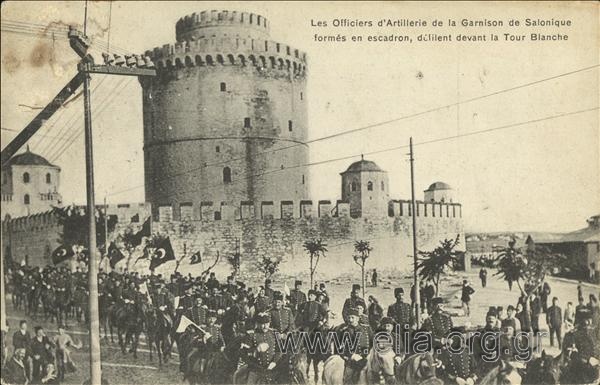 Les Officiers d' Artillerie de la Garnison de Salonique formés en escadron, défilent devant la Tour Blanche.