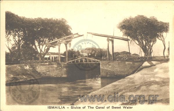 Ismailia. - Ecluse canal d' eau douce.