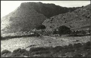 Η θέσις ελληνικά βορείως του Γάζι, όπου το ανασκαφέν ΥΜ Ι οίκημα (εντεύθεν της χαράδρας).