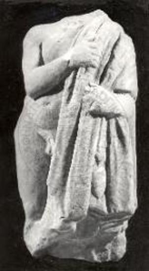 Αγαλμάτιο άνδρα με χλαμύδα και λήκυθο