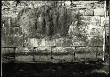 Τείχος κλασικών χρόνων στο Καρδάκι κάτω από την πηγή κοντά στη θάλασσα.