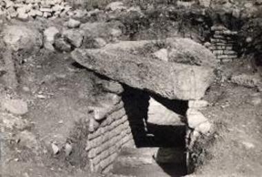 tholos tomb dromos.