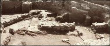 Γρόττα. Οι γεωμετρικοί περίβολοι πάνω από τα λείψανα των πλινθίνων τμημάτων τοίχων της τελευταίας μυκηναϊκής περιόδου.