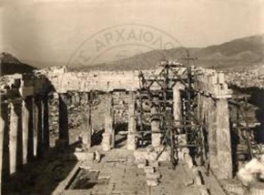 Η αναστήλωση του προνάου του Παρθενώνα το 1931.