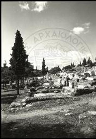 (DE) Theater des Dionysos. Erhaltene Reste der Stoa im Heiligtum des Dionysos Eleuthereus, Blick von Osten.