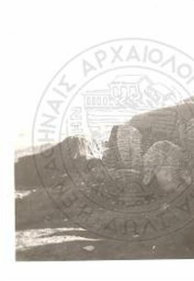 Η κρηπίδα του τύμβου.