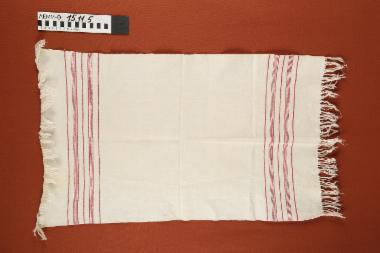 Πετσέτα - υφαντή, βαμβακερή πετσέτα, υπόλευκη, με βυσσινί ρίγες και κρόσσια στις δύο στενές πλευρές, δεκαετίας 1930