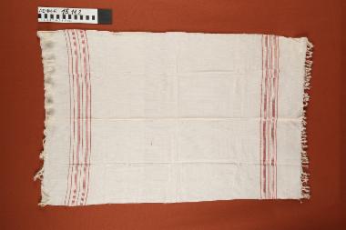 Πετσέτα - υφαντή, βαμβακερή πετσέτα, υπόλευκη, με κόκκινες ρίγες και μικρά κρόσσια στις δύο στενές πλευρές, δεκαετίας 1930