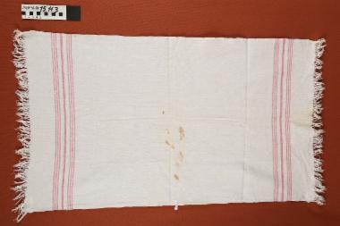 Πετσέτα - υφαντή, βαμβακερή πετσέτα, λευκή, με  κόκκινες ρίγες και κρόσσια στις δύο στενές πλευρές, δεκαετίας 1930