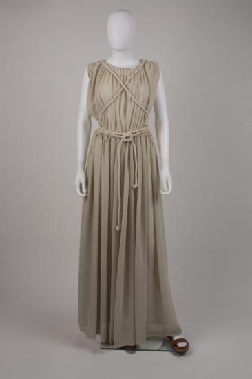Φόρεμα χρώματος υπόλευκου με πτυχώσεις σε αρχαιοελληνικό ύφος