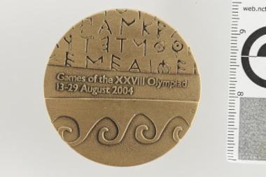 Φάκελλος των Παραολυμπιακών Αγώνων ΑΘΗΝΑ 2004 που εμπεριέχει το μετάλλιο συμμετοχής