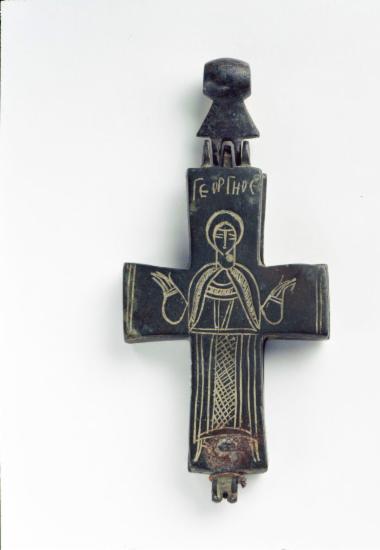 Χάλκινη σταυροθήκη με εγχάρακτη παράσταση αγίου Γεωργίου.