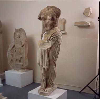 Άγαλμα Αφροδίτης-Νύμφης στον τύπο της Αφροδίτης Αναδυόμενης