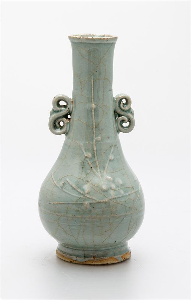 Vase of stoneware with qingbai glaze