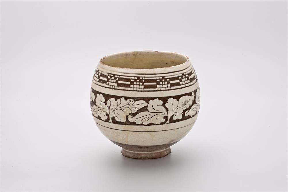 Bowl of Cizhou-type with carved decoration under glazed earthenware