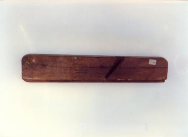 Ξύλινο μικρό εργαλείο ξυλουργού με διαγώνια προσαρμοσμένη εγκοπή στη πρόσθια επιφάνεια με κατεύθυνση προς τα αριστερά