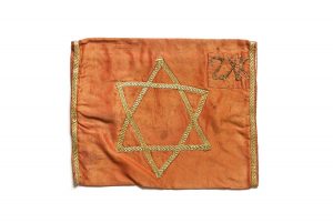 Envelope bag for prayer shawl, mahagony brown silk, rear side with central motif of the Star of David in gold braid, edged with gold braid, embroidered Greek initials 'ZHK' in the right upper corner, belonged to Chief Rabbi Elias Barzilai, Athens.