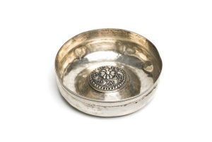 Silver rinsing bowl, raised center with floral repousse decoration.