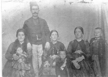 Αναστασία Νταρή - Βαϊνά το γένος Σαράκου, Βούρτης - Σίσκος Παπαγιάννης και μέλη των οικογενειών τους, Βλάστη 1897