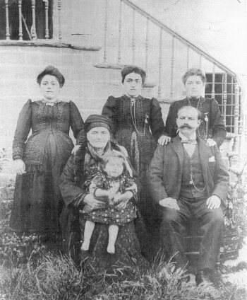 Konstandinos Dziattas with his family, Vlasti, 1904