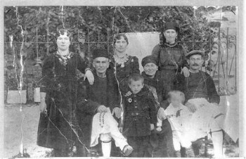 Tselingas Ioannis S. Varvarousis with his family, Vlasti, 1922