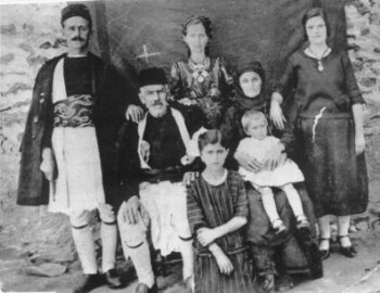 Tselingas Ioannis Fistas with his family, Vlasti, 1925