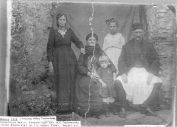 Tselingas Milios Gaganiaras with his family, Vlasti, 1918