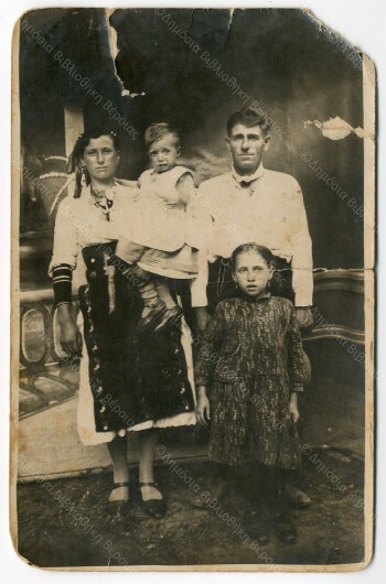 Souvenir family photograph