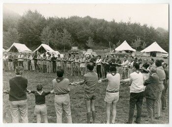 Scouts farewell after the end of the weekend at Kastania village