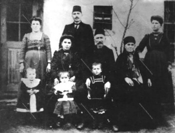 Toli Stamouli΄s family, Vlasti