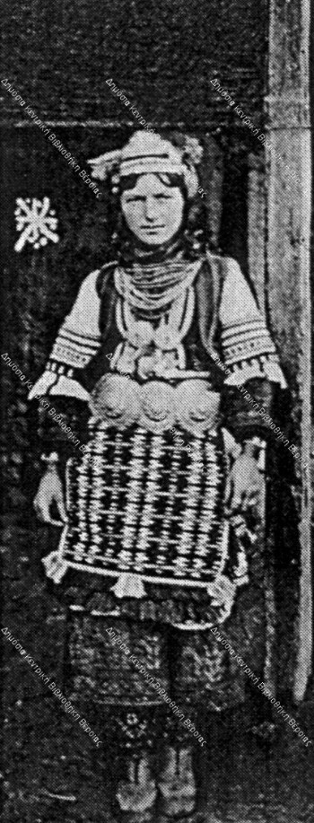 Γυναίκα με γιορτινή ενδυμασία, Σκρα 1892