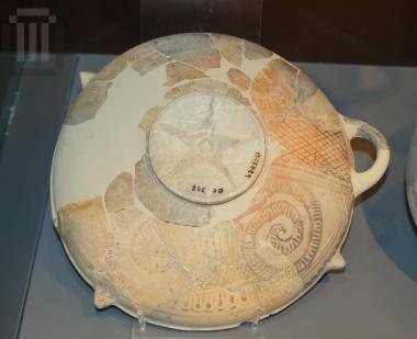 Deep two-handled Rhodian plate with painted decoration