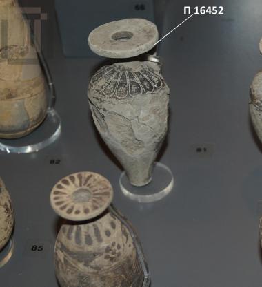 Black-glazed squat lekythos with incised decoration