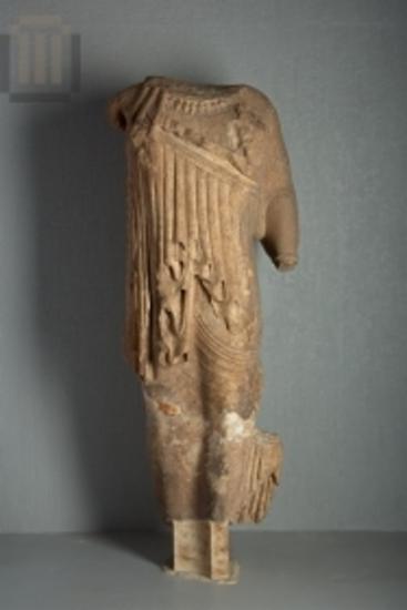 Κορμός αγάλματος κόρης από το ανατολικό αέτωμα του αρχαϊκού ναού του Απόλλωνα