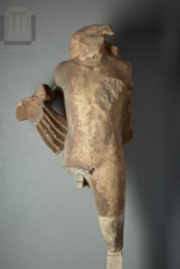 Κορμός αγάλματος νεανία από το ανατολικό αέτωμα του αρχαϊκού ναού του Απόλλωνα
