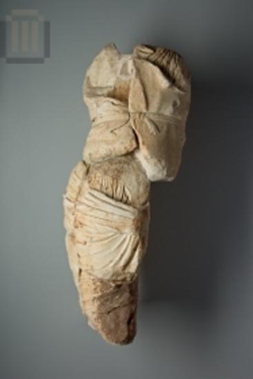 Τμήμα γυναικείου γλυπτού από το δυτικό αέτωμα του κλασικού ναού του Απόλλωνα