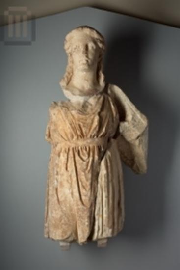 Τμήμα ανδρικού αγάλματος κιθαρωδού Διονύσου από το δυτικό αέτωμα του κλασικού ναού του Απόλλωνα