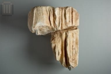 Τμήμα από το γλυπτό διάκοσμο του ανατολικού αετώματος του κλασικού ναού του Απόλλωνα