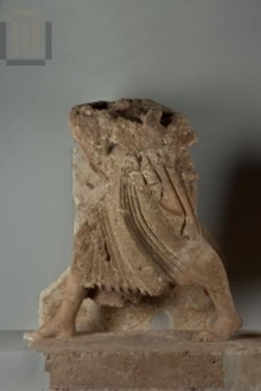 Τμήμα ανάγλυφης γυναικείας μορφής από το δυτικό αέτωμα του αρχαϊκού ναού του Απόλλωνα