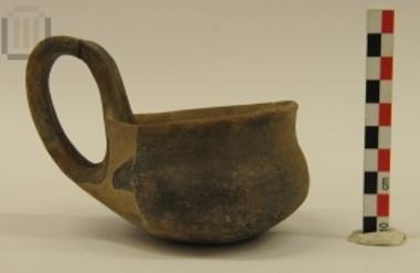 One-handled sigmoid cup