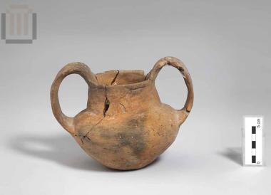 Clay cantharoid amphoriskos