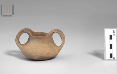 Clay cantharoid amphoriskos