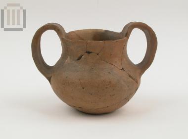 Clay cantharoid amphoriskos