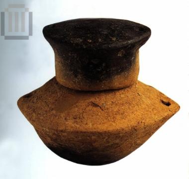 Hanging vessel with lid