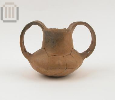 Clay kantharoid amphoriskos