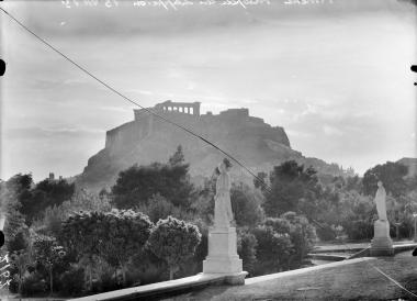 Athènes, l’ Acropole et les statues du Zappeion (Αθήνα, η Ακρόπολη και τα γλυπτά του Ζαππείου)