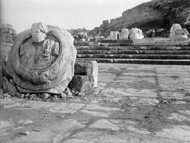 Eleusis, médaillon d' Hadrien (Ελευσίνα, Μετάλλιο του Αδριανού)