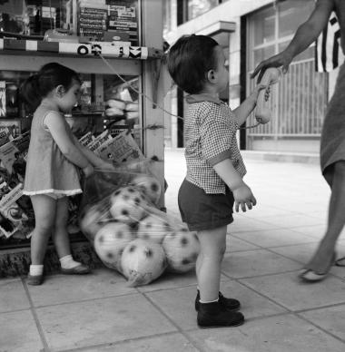 Στιγμιότυπο δρόμου. Παιδιά μπροστά σε περίπτερο