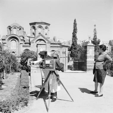 Στιγμιότυπο με φωτογράφο μπροστά στο ναό Παναγίας των Χαλκέων στη Θεσσαλονίκη